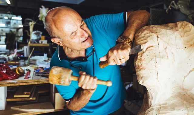 Bisceglie, nella bottega di Paolo Ricchiuti: intagliatore doratore e 